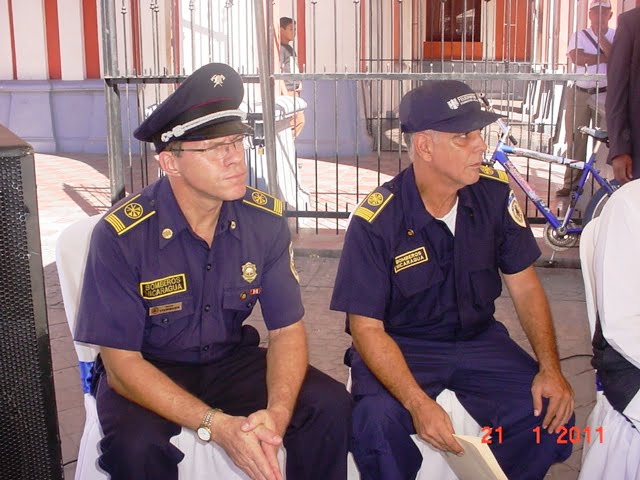 Comandantes Charly Steinmaier y Roberto Lanzas, jefes de bomberos
